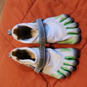Vibram Five Finger Barefoot Shoes Womens Size 39 (US8)